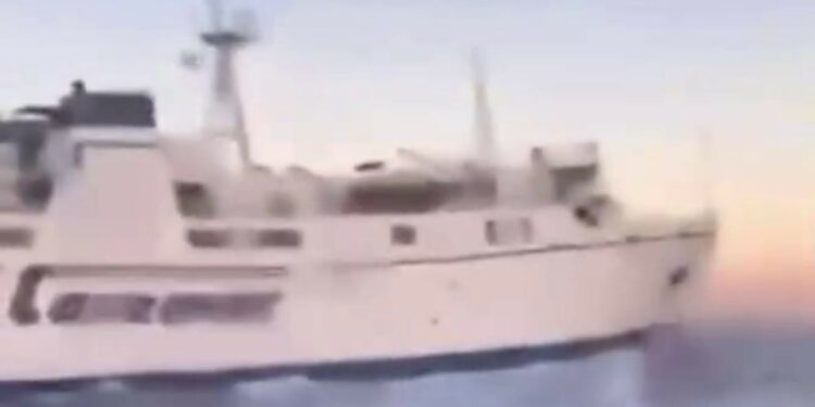 Napoli: motoscafo taglia la rotta a un traghetto Caremar