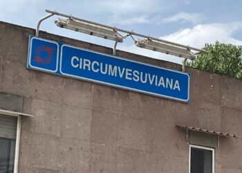 Circumvesuviana, rimosso il vecchio cavalcavia sulla tratta Napoli-Baiano: intervento notturno completato con successo