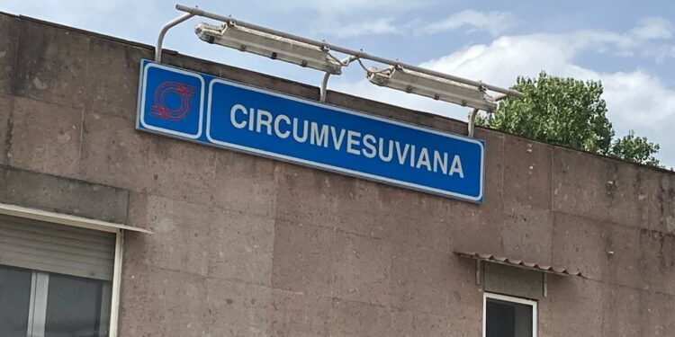 Circumvesuviana, rimosso il vecchio cavalcavia sulla tratta Napoli-Baiano: intervento notturno completato con successo
