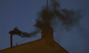 Secondo giorno di Conclave: attesa per le fumate, il mondo guarda alla Cappella Sistina