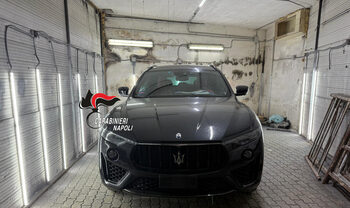 Giugliano in Campania, rubano una Maserati Levante ma vengono sorpresi mentre la smontano: arrestati in cinque