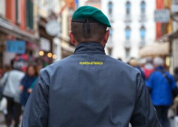 Torna dal Messico con sei taser: denunciato all’aeroporto di Capodichino