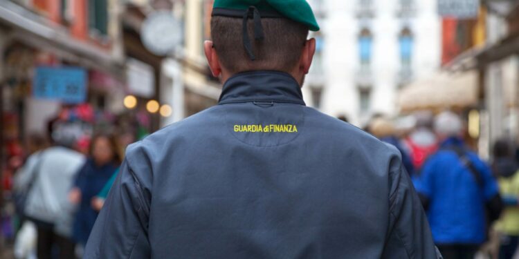 Torna dal Messico con sei taser: denunciato all’aeroporto di Capodichino