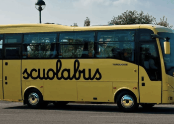 POZZUOLI – Raid sullo scuolabus: madre aggredisce otto alunni, indagini in corso