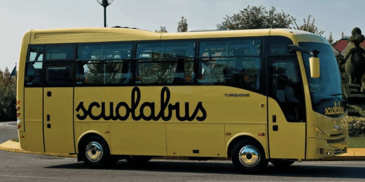 POZZUOLI – Raid sullo scuolabus: madre aggredisce otto alunni, indagini in corso