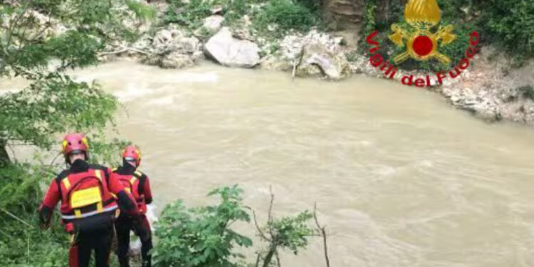 Ritrovato corpo senza vita nel porto canale di Pescara: indagini in corso per identificarne l’identità