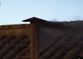 Conclave 2025: gli abiti del nuovo papa svelati sui social, la tradizione incontra la viralità