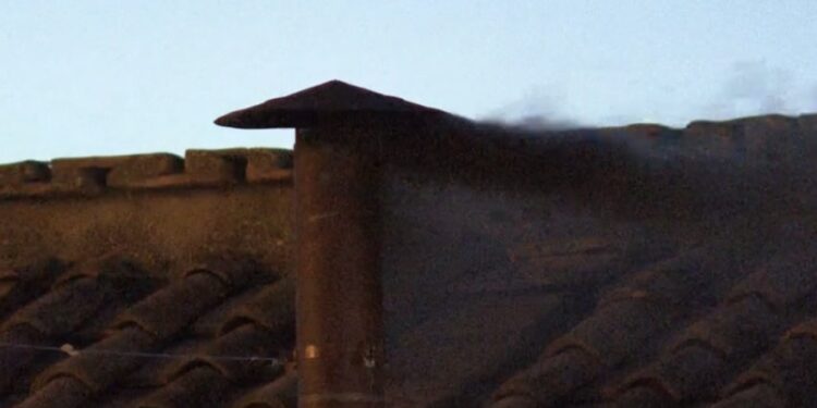 Conclave 2025: gli abiti del nuovo papa svelati sui social, la tradizione incontra la viralità