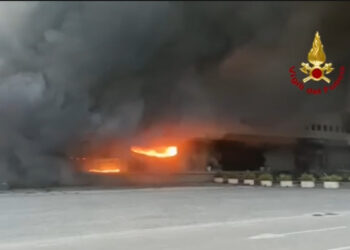 Maxi incendio all’Interporto di Nola: in fiamme capannoni con materiale plastico, scuole chiuse e allerta ambientale