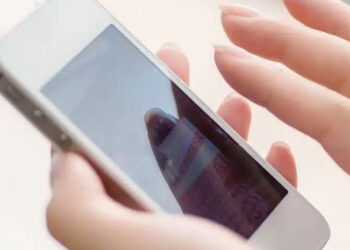 Torino, 15enne in ospedale per crisi d’astinenza da smartphone: un campanello d’allarme sulla dipendenza digitale