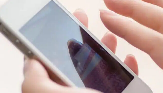 Torino, 15enne in ospedale per crisi d’astinenza da smartphone: un campanello d’allarme sulla dipendenza digitale