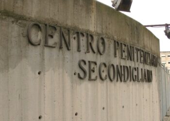 Secondigliano, detenuto tenta la fuga arrampicandosi sul tetto: sventato grazie alla Polizia Penitenziaria