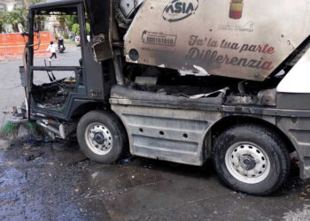 Napoli, paura in piazza Dante: in fiamme una spazzatrice dell’ASIA