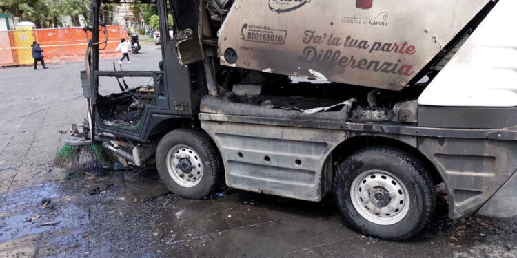 Napoli, paura in piazza Dante: in fiamme una spazzatrice dell’ASIA