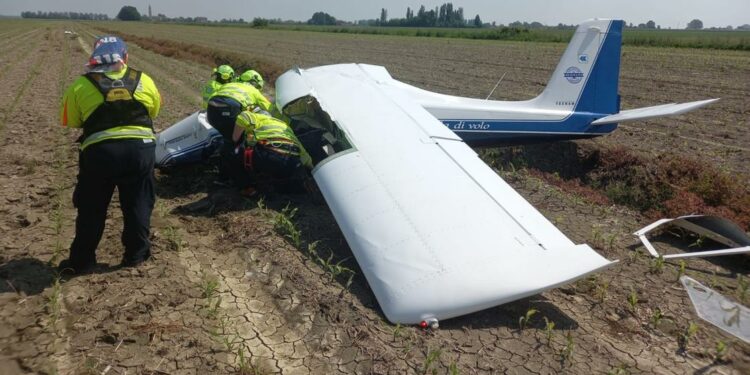 Schianto di un ultraleggero a San Pietro in Casale: due feriti gravi, uno è in pericolo di vita