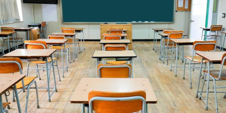 Provincia di Napoli, maestra di scuola primaria sospesa per maltrattamenti sugli alunni