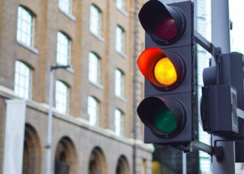 Pozzuoli, rubate le batterie dei semafori provvisori: cresce l’allarme per lo sciacallaggio