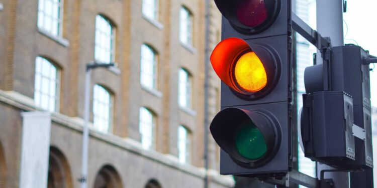 Pozzuoli, rubate le batterie dei semafori provvisori: cresce l’allarme per lo sciacallaggio