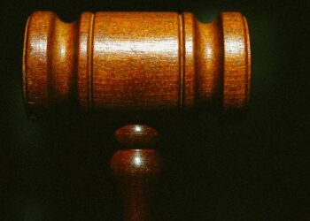 Finte sentenze per truffare i clienti: arrestato un avvocato del Foro di Nola