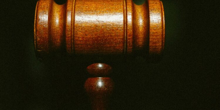 Finte sentenze per truffare i clienti: arrestato un avvocato del Foro di Nola