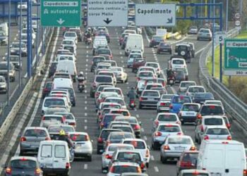 Tangenziale in tilt, auto in fiamme all’uscita di Fuorigrotta: traffico paralizzato nell’ora di punta