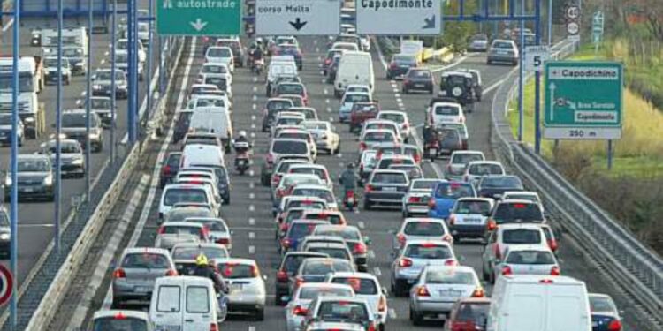 Tangenziale in tilt, auto in fiamme all’uscita di Fuorigrotta: traffico paralizzato nell’ora di punta