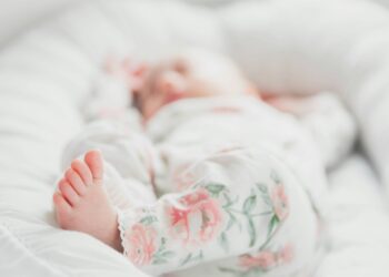 Novara, bimba di 14 mesi scomparsa e ritrovata in condizioni drammatiche: tre indagati