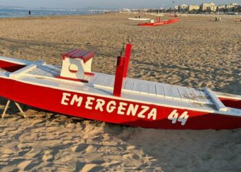Malore in mare a Riccione, perde la vita un uomo di 51 anni durante una giornata al mare