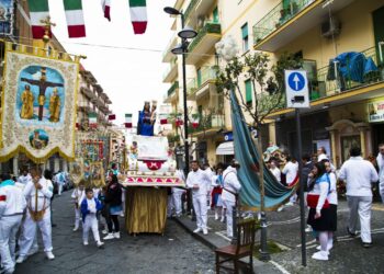 Sparatoria durante la processione a Napoli, arrestato un uomo legato al clan Contini