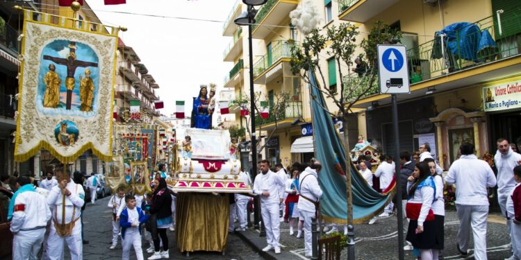 Sparatoria durante la processione a Napoli, arrestato un uomo legato al clan Contini