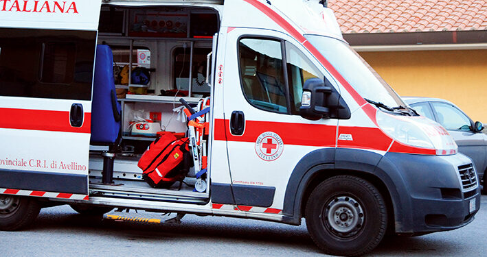 Napoli, notte di violenza in piazza Garibaldi: 29enne aggredito a colpi di bottiglia per rubargli il cellulare