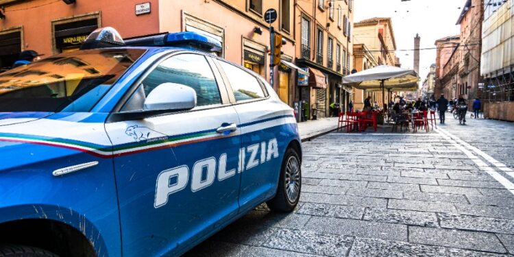 Spari nella notte al Rione Sanità: due giovani feriti, indaga la Polizia