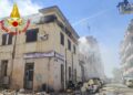 Sassari, esplosione devasta palazzina: 62enne grave, vigili del fuoco salvi per un soffio