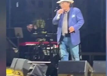 Al Bano, il “concerto-choc” di Carbonia: spettatrice sviene e lui tenta il “soccorso” a suon di acuti (e battute)