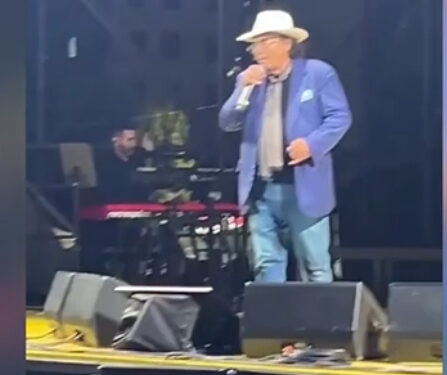 Al Bano, il “concerto-choc” di Carbonia: spettatrice sviene e lui tenta il “soccorso” a suon di acuti (e battute)