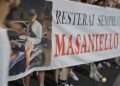Napoli, protesta davanti alla Questura: “Giustizia e funerali pubblici per Nicola”