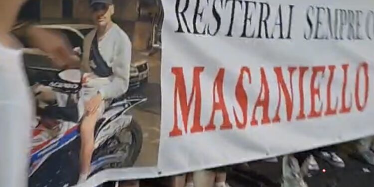Napoli, protesta davanti alla Questura: “Giustizia e funerali pubblici per Nicola”