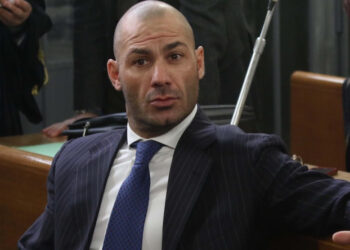 Riccardo Bossi condannato per maltrattamenti alla madre: una vicenda familiare che finisce in tribunale