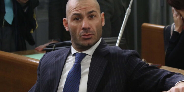 Riccardo Bossi condannato per maltrattamenti alla madre: una vicenda familiare che finisce in tribunale
