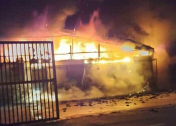 Angri, notte di fuoco: capannone di pc e mercatino dell’usato raso al suolo