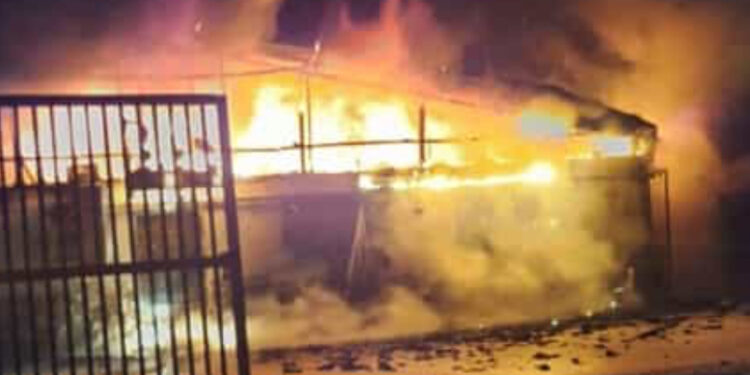 Angri, notte di fuoco: capannone di pc e mercatino dell’usato raso al suolo