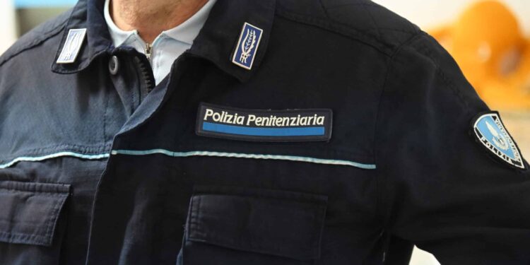 Agente di Polizia Penitenziaria ai domiciliari per abuso su minorenne a Nisida