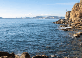 Tragedia sul lungomare di Pozzuoli: anziano perde la vita in mare