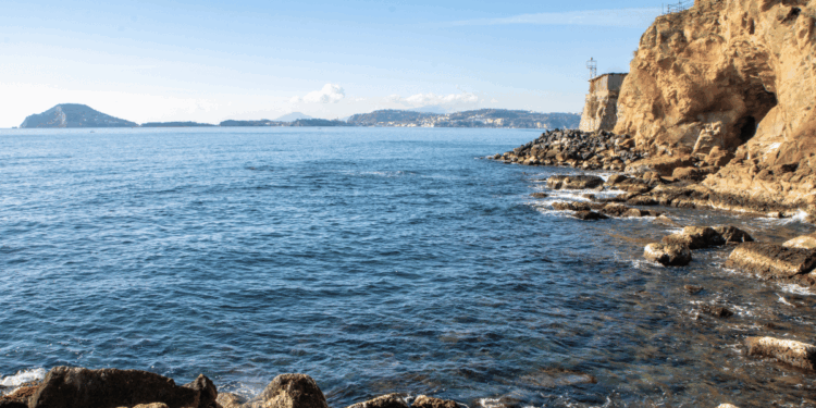 Tragedia sul lungomare di Pozzuoli: anziano perde la vita in mare