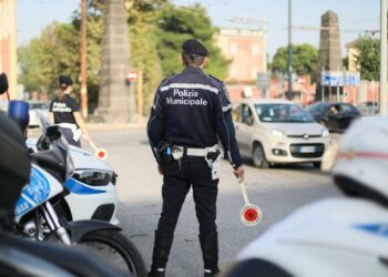 Napoli, aggressione a poliziotti locali durante rimozione veicolo