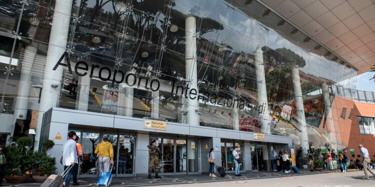 Caos a Capodichino: voli cancellati e ritardi per un guasto al radar. Rischio class action