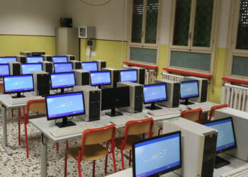 Castellammare di Stabia, maxi furto alla scuola Lizzadri-Roncalli: rubati 31 computer e le attrezzature dell’aula 2.0