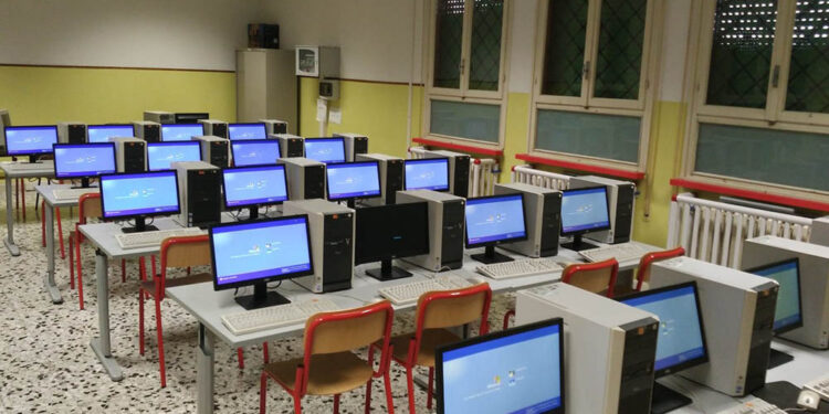 Castellammare di Stabia, maxi furto alla scuola Lizzadri-Roncalli: rubati 31 computer e le attrezzature dell’aula 2.0