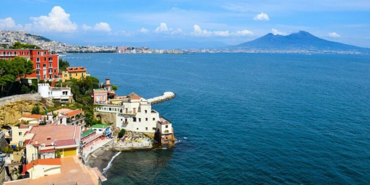 Napoli, rapina in pieno giorno a due turisti americani: arrestato 40enne irregolare