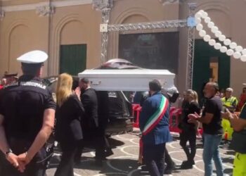 L’ultimo addio a Martina Carbonaro: Afragola in lacrime per la 14enne a cui è stata tolta la vita